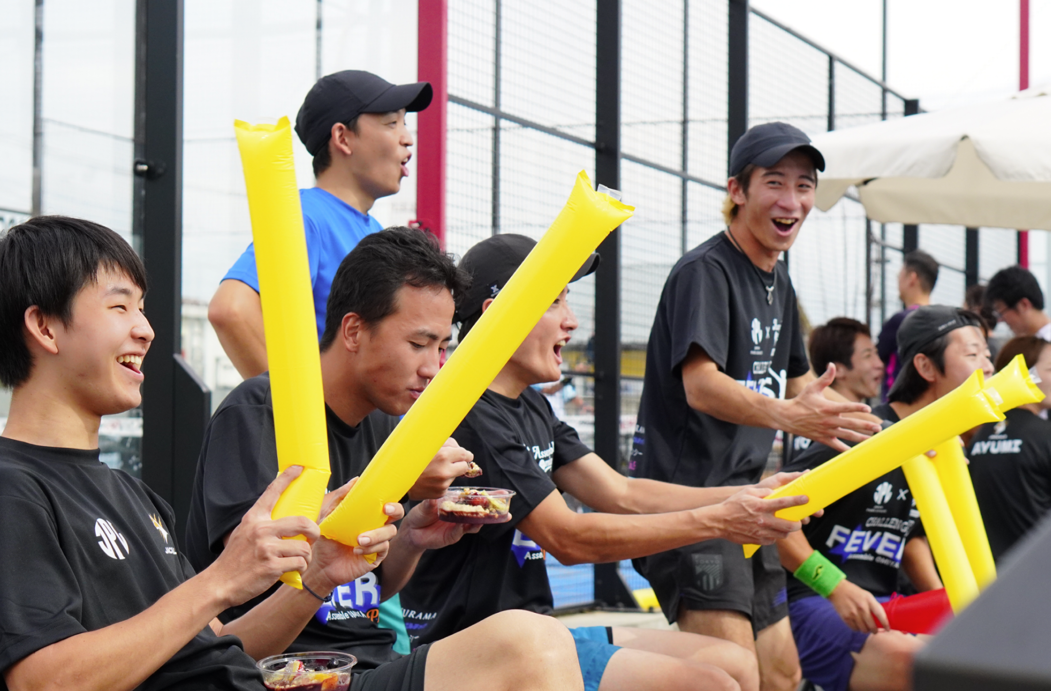 試合中の選手を応援するチームメイト