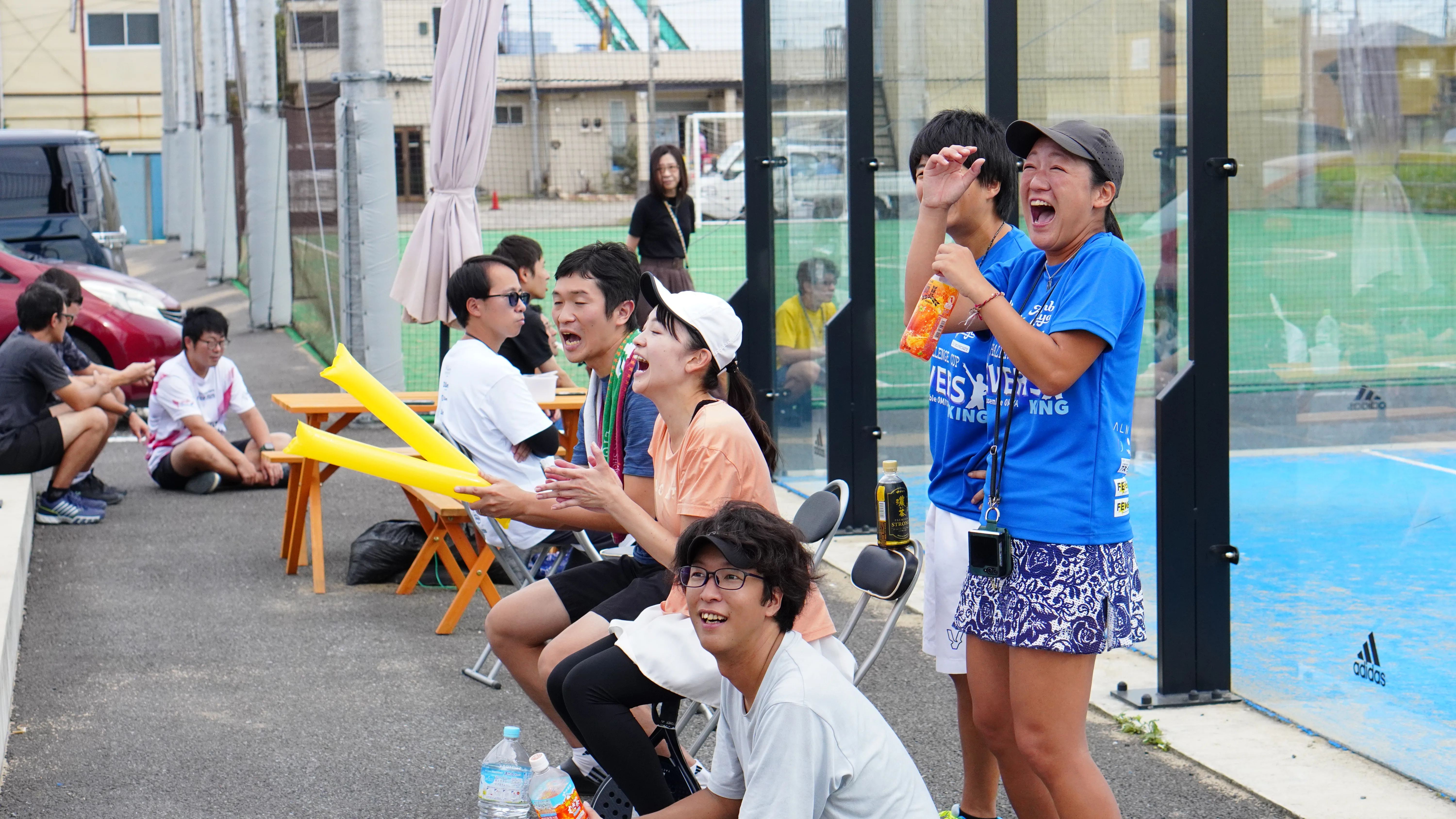 応援で盛り上がる参加者たち