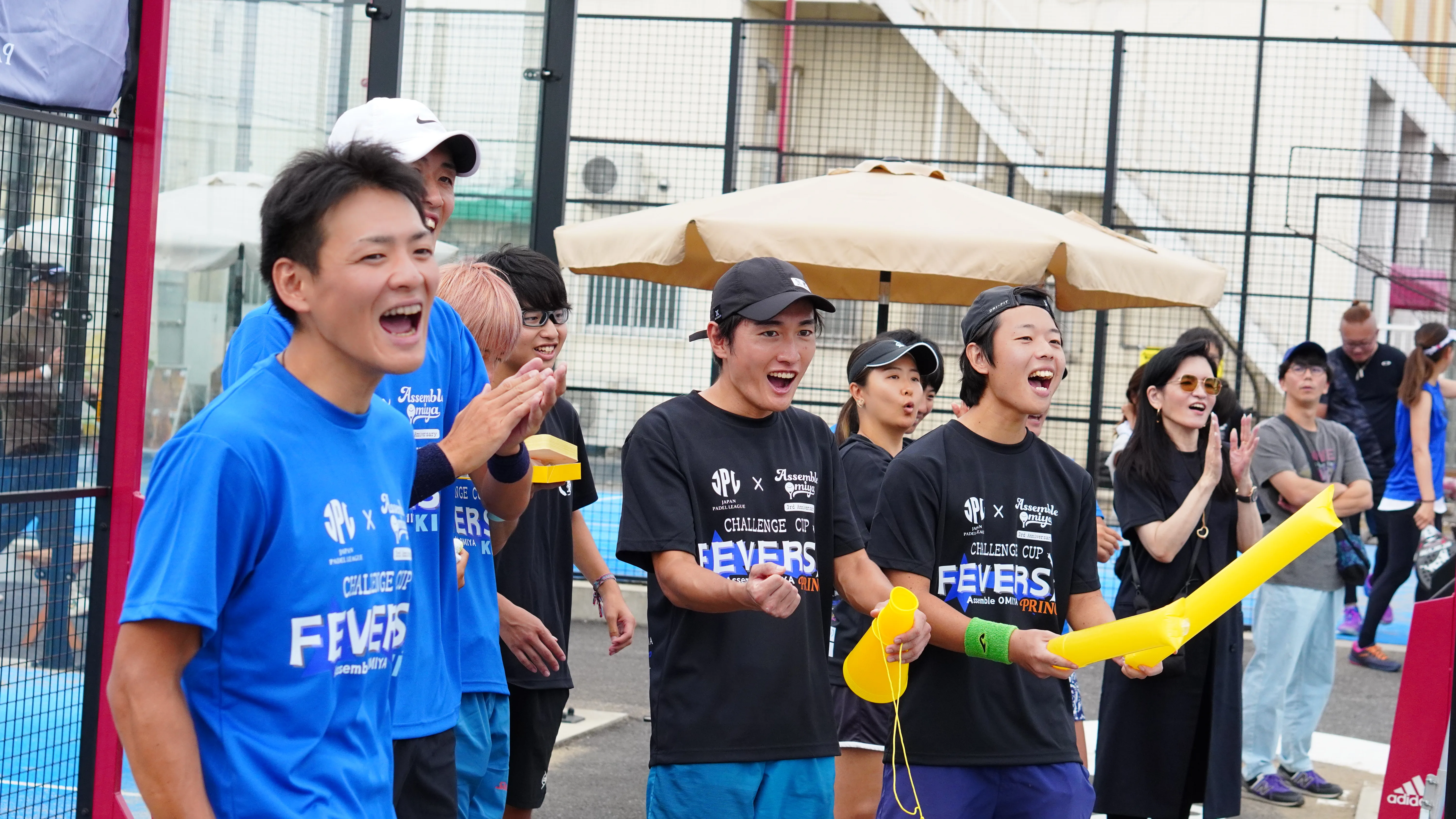 団体戦でチームが盛り上がる様子